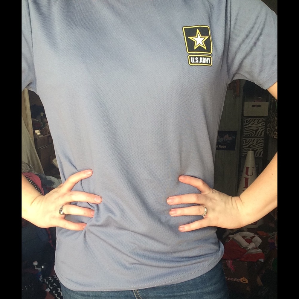 Army strong grey t shirt