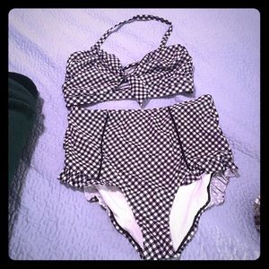 Gingham bikini with versatile straps!