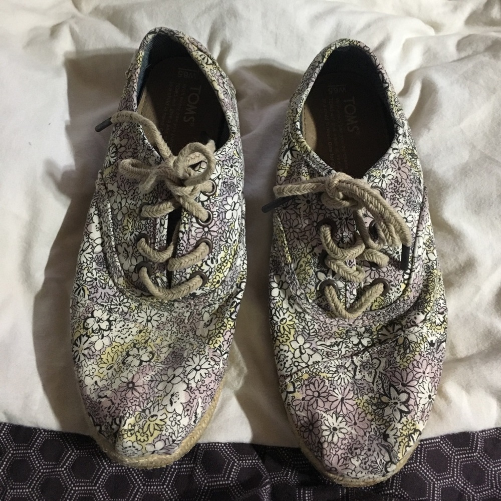 NEW floral lace up toms