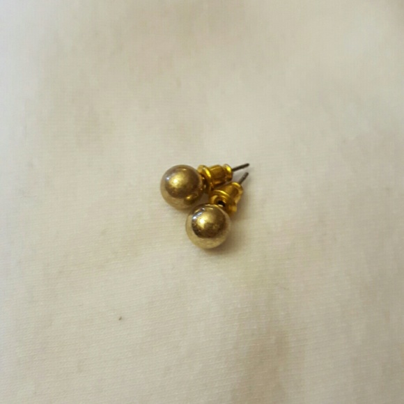 Simple gold studs - Picture 1 of 1