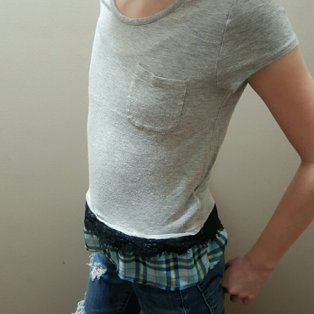 Gray t-shirt with plaid trim