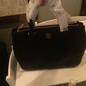 Black handbag w/2 zip pockets & open area in mdle