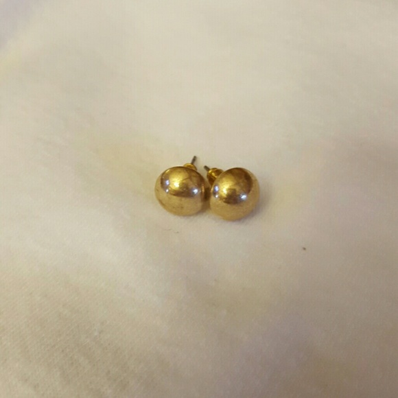 Gold studs - Picture 1 of 2