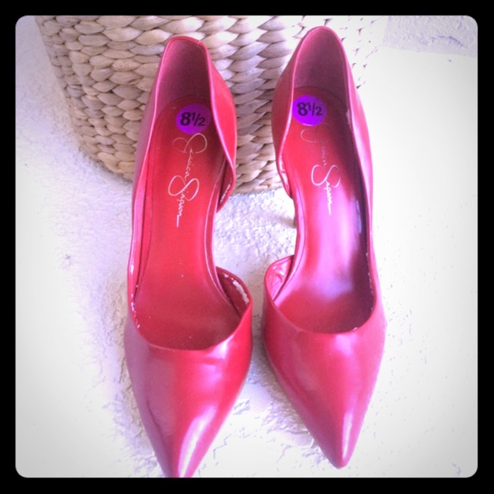 Hardly worn red pointy pumps
