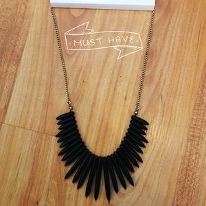 H&M- Short Spiked Necklace