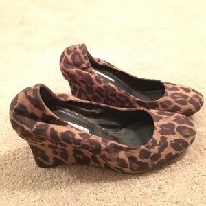 Vera Wang suede leopard print wedges