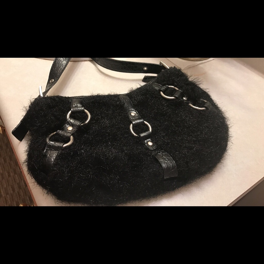 Black faux fur line shoulder bag