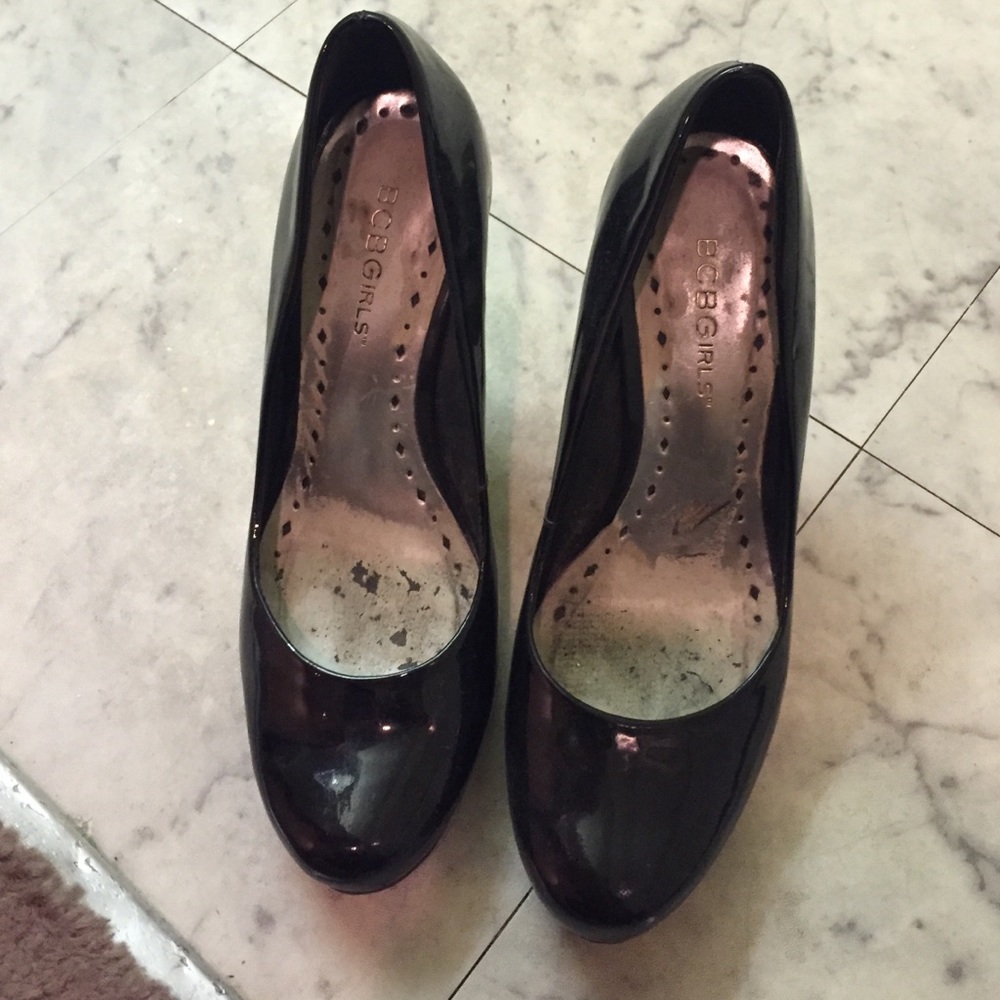 Like new BCBG black patent leather pumps! Size 6!