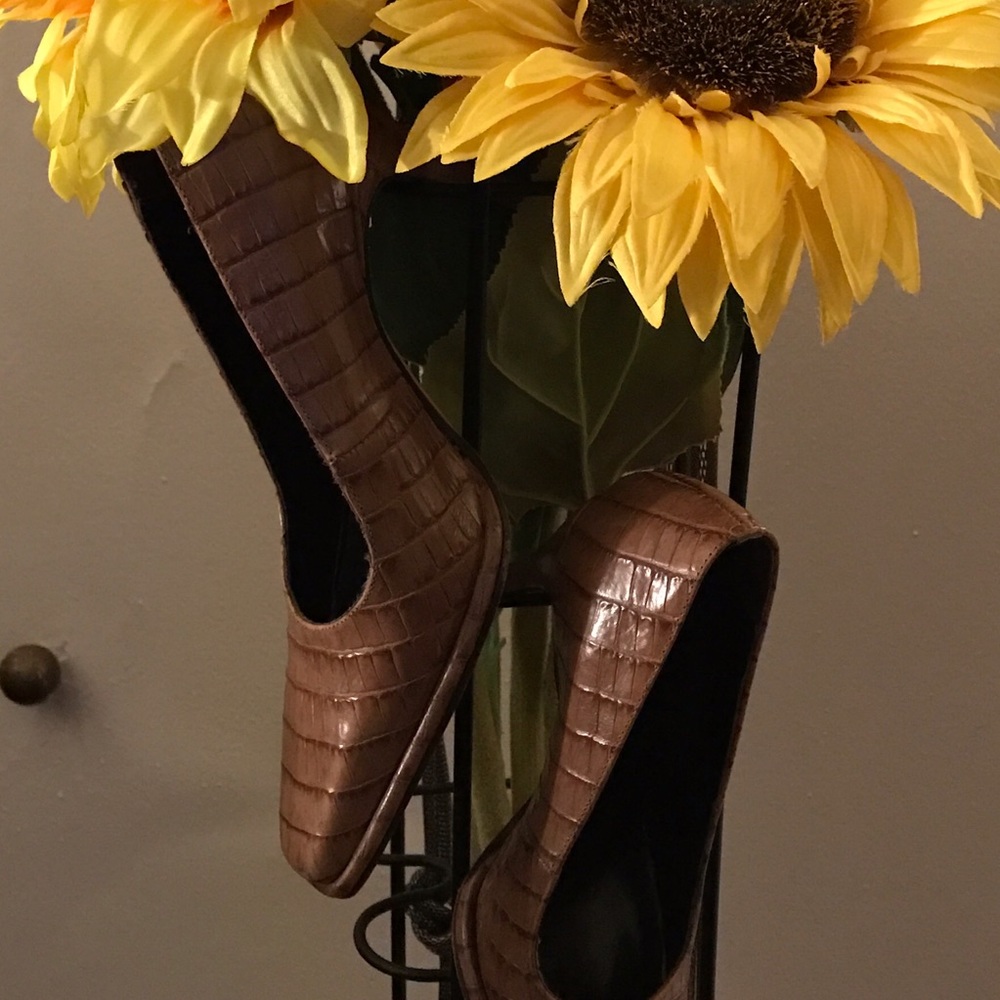 Tan and brown pump