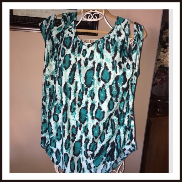 Jon & Anna Tops - Jon & Anna Print Top Peek A Boo Shoulders NWOT
