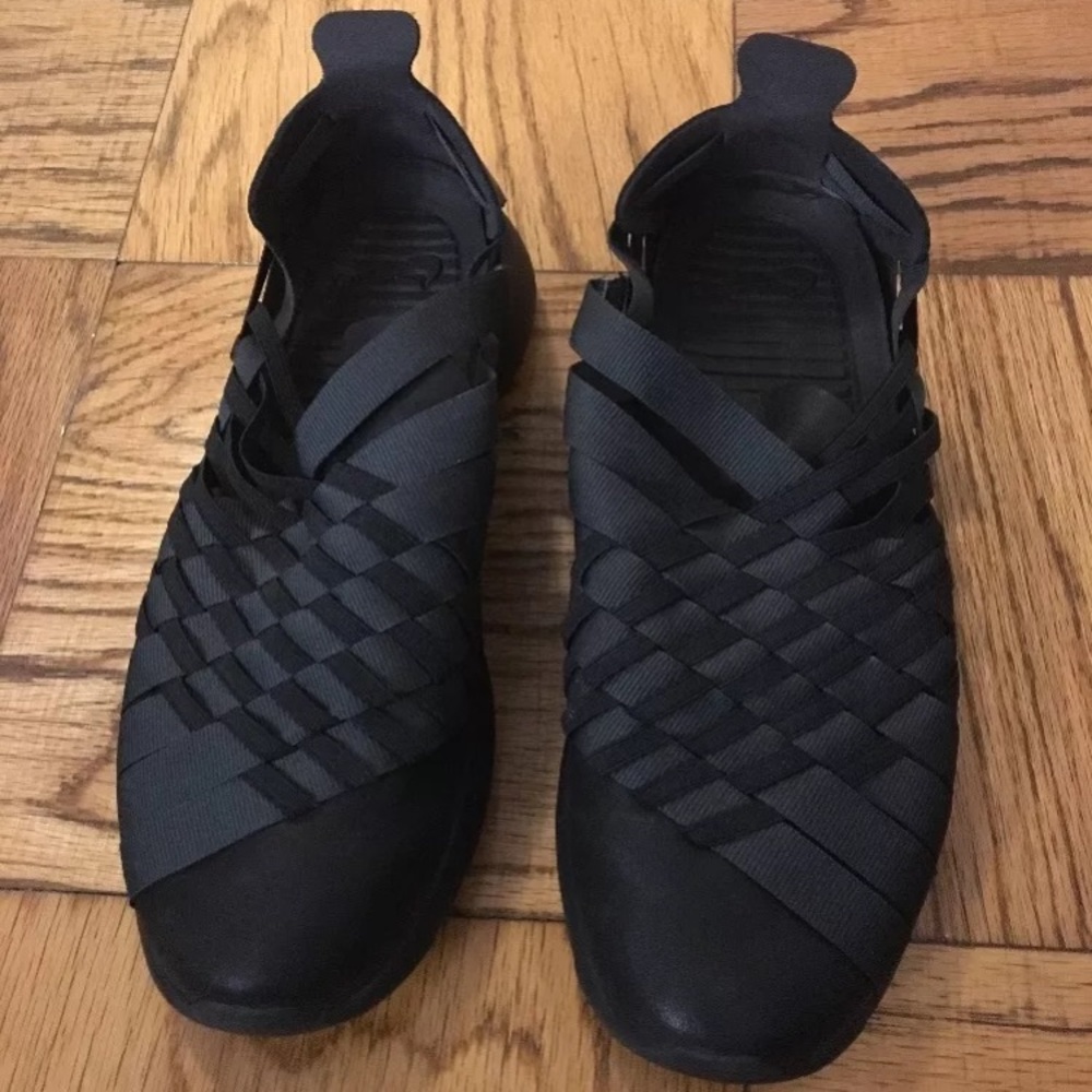 Nike Roshe Run Black Woven  Shoes - WMNS SZ 8