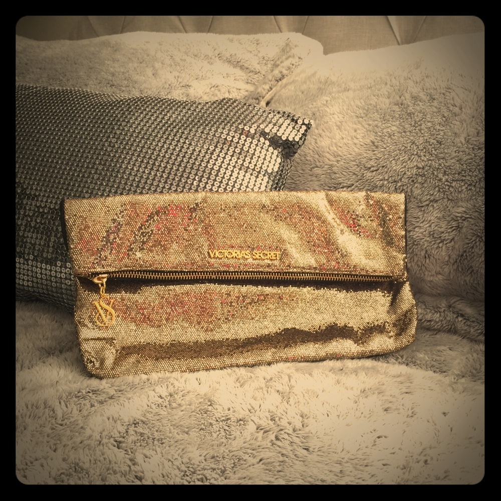 ❌FREE GIFT❌✨Victoria's Secret gold clutch!