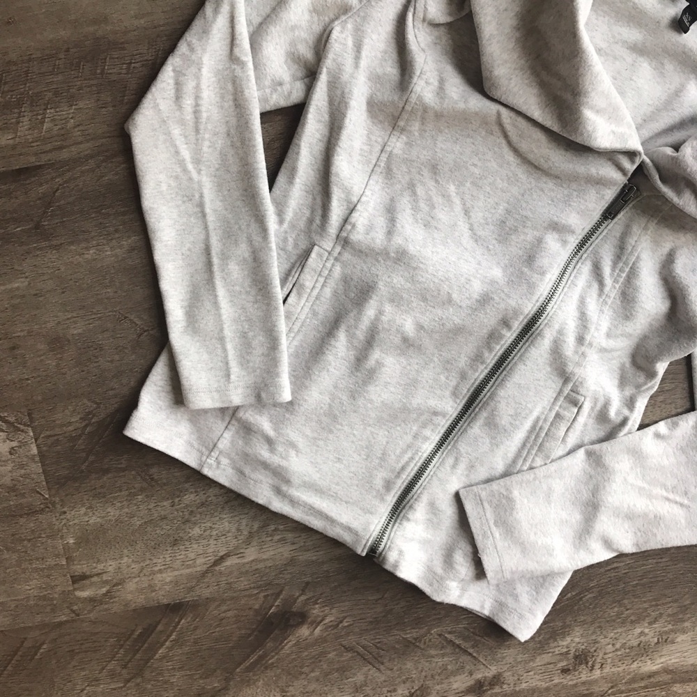 ⬇️BANANA REPUBLIC Cozy Gray Asymmetrical Zip Up!