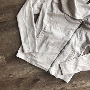 ⬇️BANANA REPUBLIC Cozy Gray Asymmetrical Zip Up!