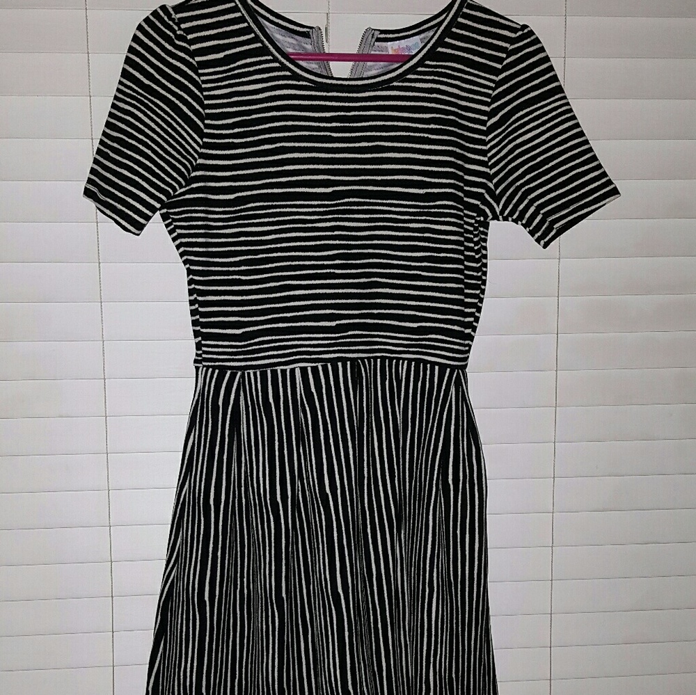 NWOT size medium Lularoe black and white Amelia