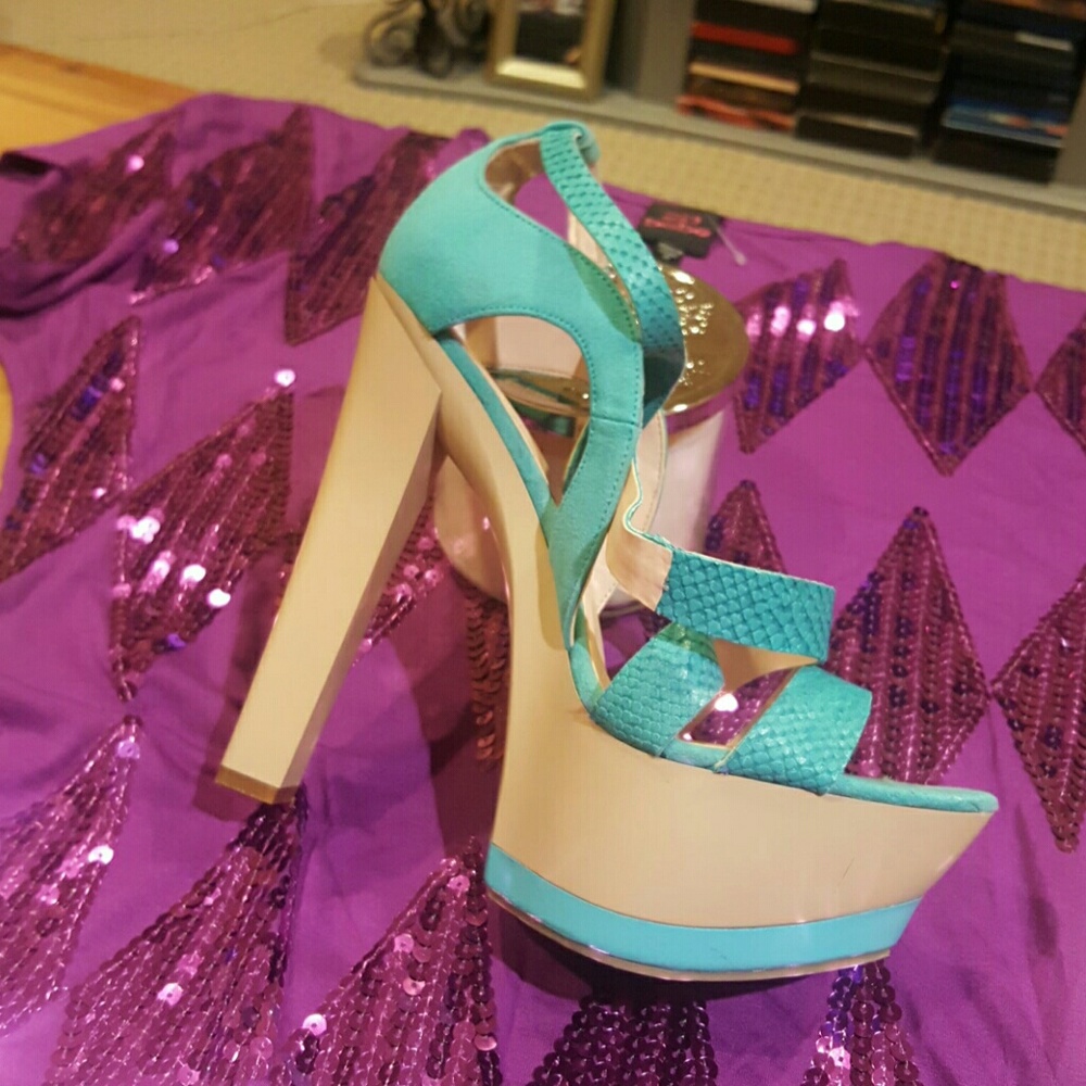 Lady's shoes - Picture 2 of 3