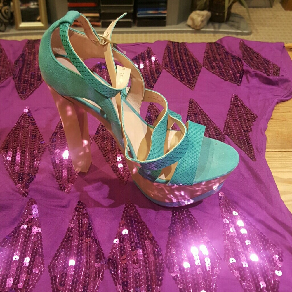 Lady's shoes - Picture 3 of 3