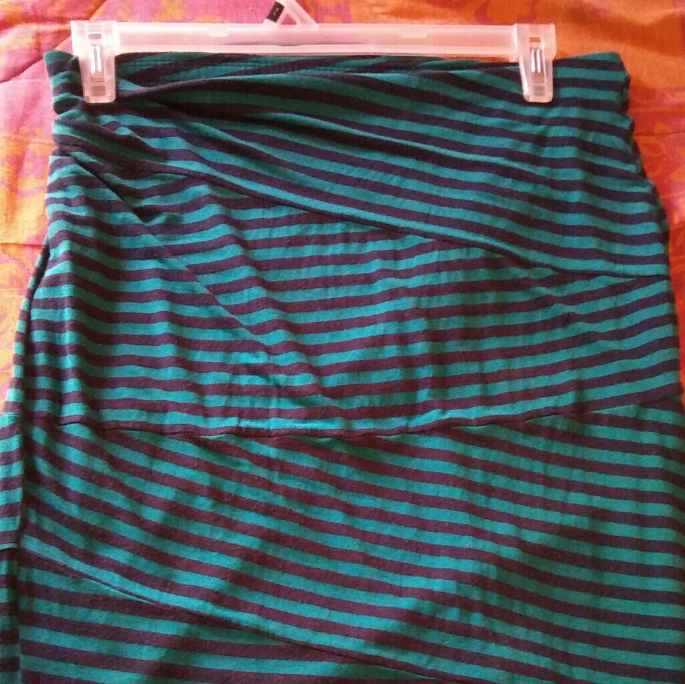 Knee length fitted skirt...