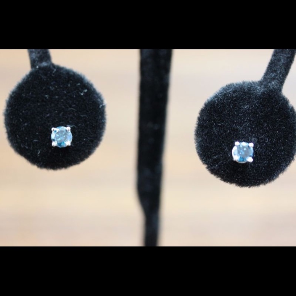 14K White Gold Blue Diamond Stud Earrings