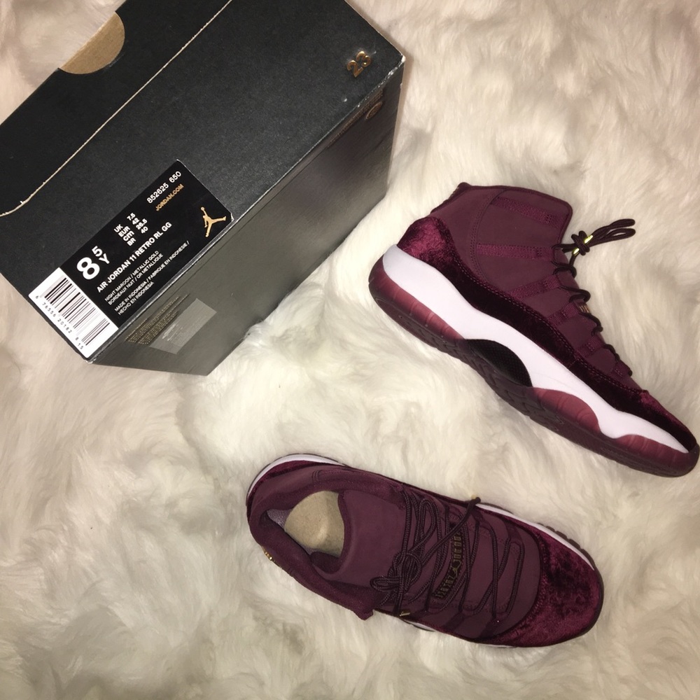 Jordans 11 Retro Red velvet