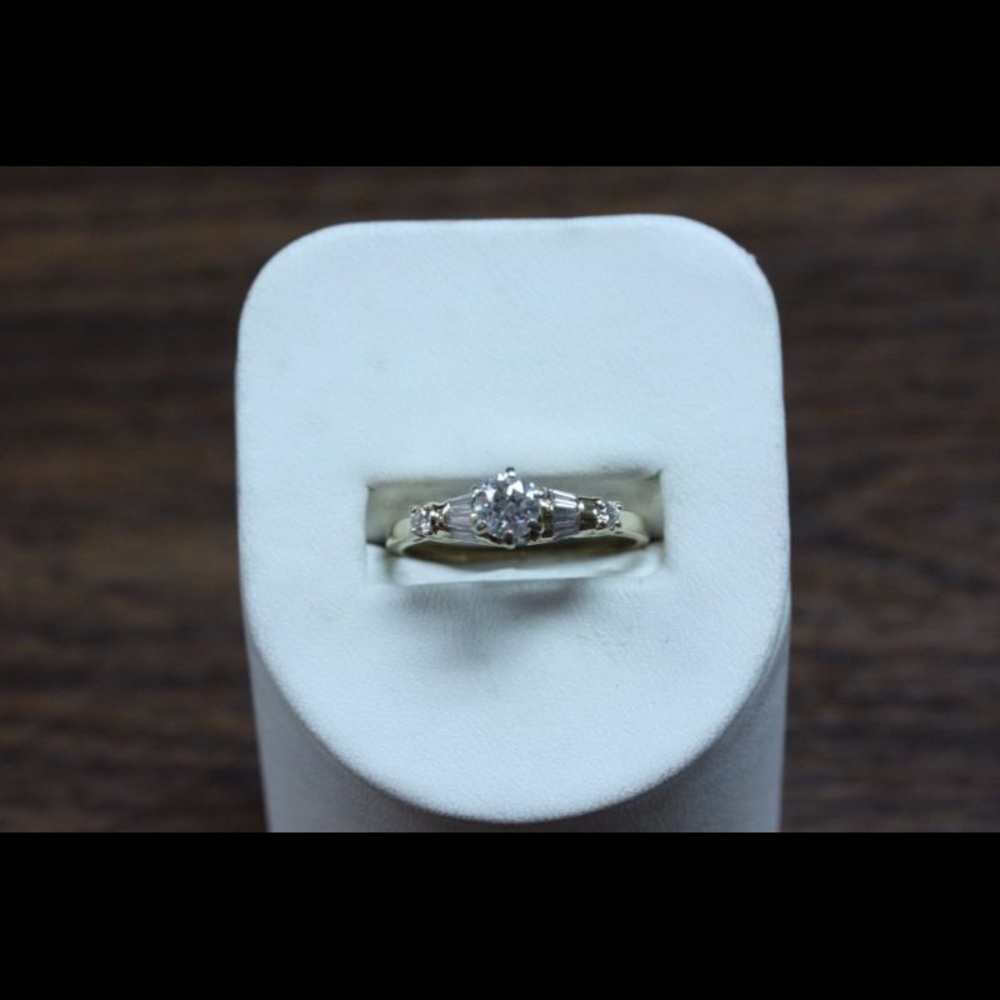 Round Brilliant Cut Diamond Ring 14K Yellow Gold