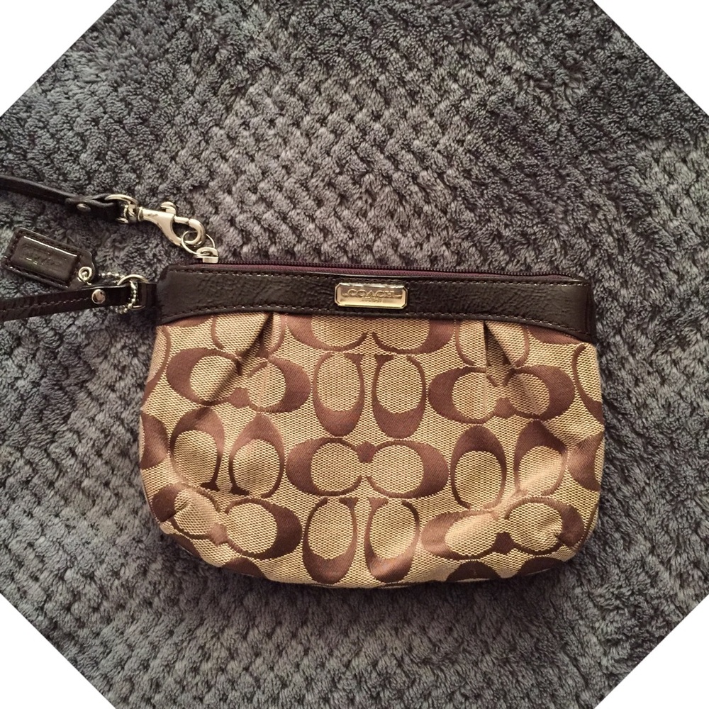 🌸 Coach Wristlet 🌸