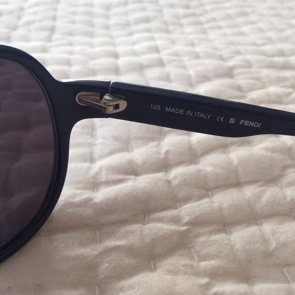 Auth. FENDI Navy Blue Aviator Sunglasses with Case - Picture 4 of 4