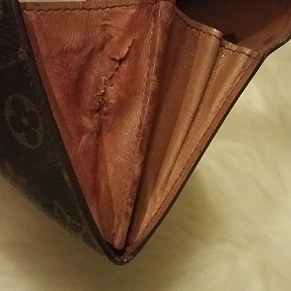 Additional pics of LV wallet