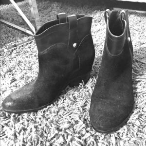 Black western style ankle booties w/ hidden heel!