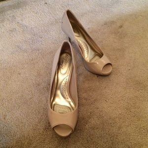 Dexflex nude peep toe pumps