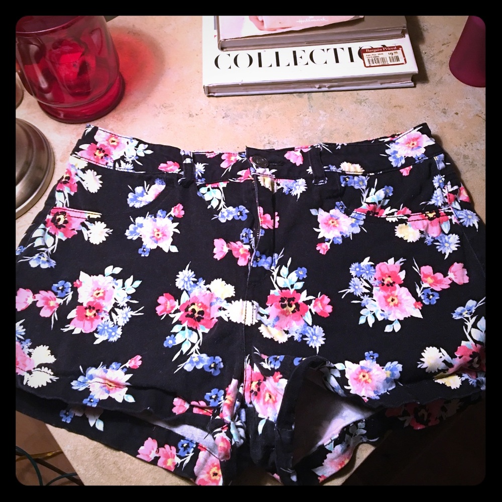 "So" brand floral shorts 💕