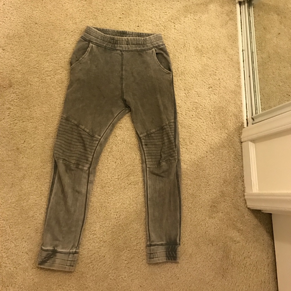 H&M kids skinny jogger pants.Size: 8-10 youth boys