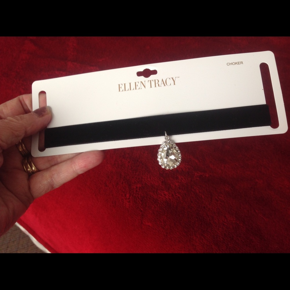 A black velvet chocker!