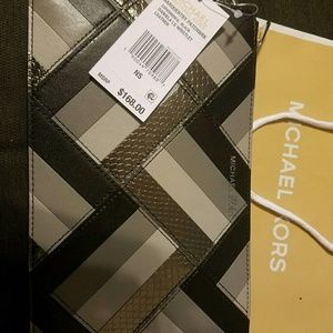 Micheal kors large clutch