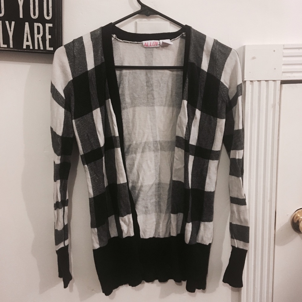 Alloy patterned cardigan!