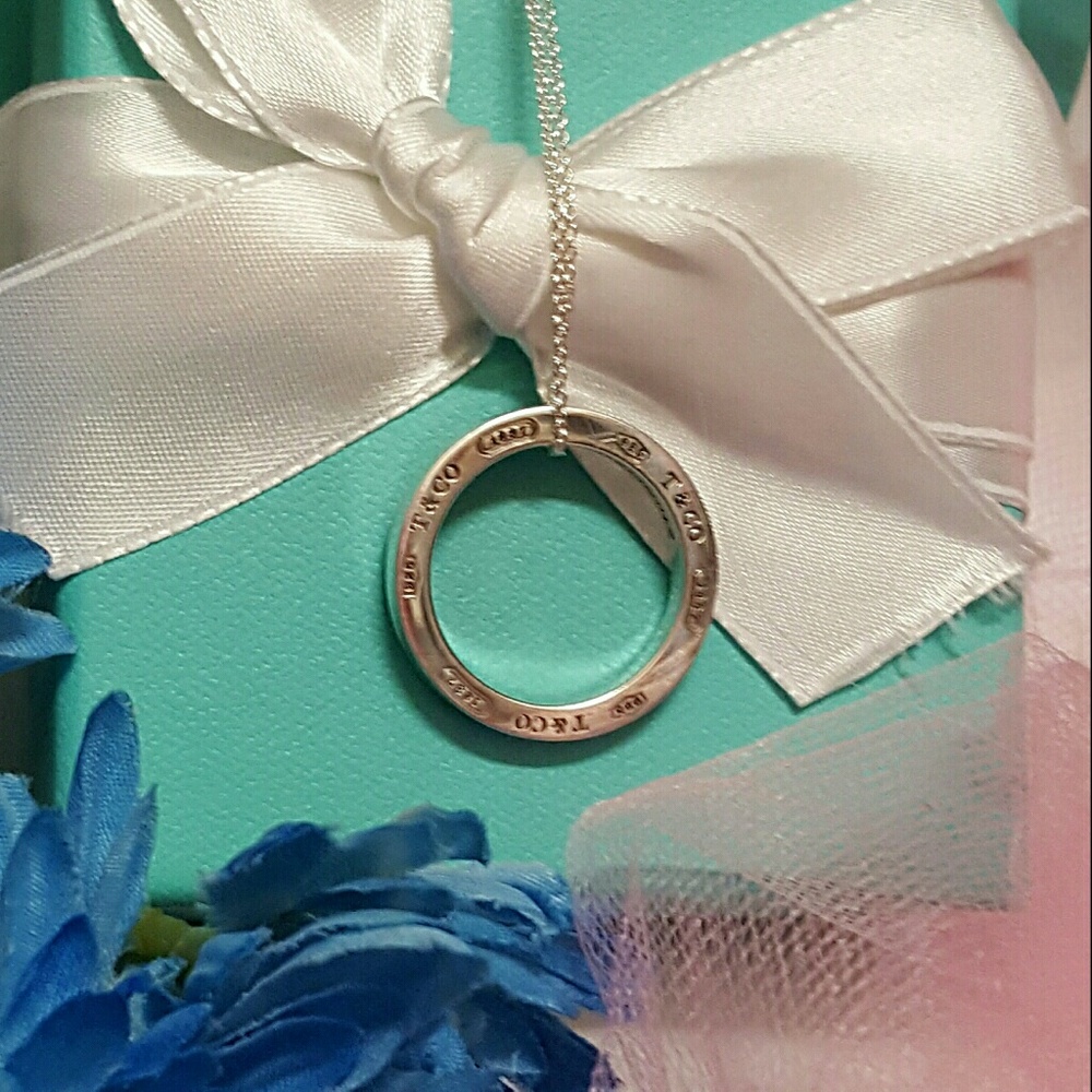 TIFFANY & CO. Circle Pendant Necklace