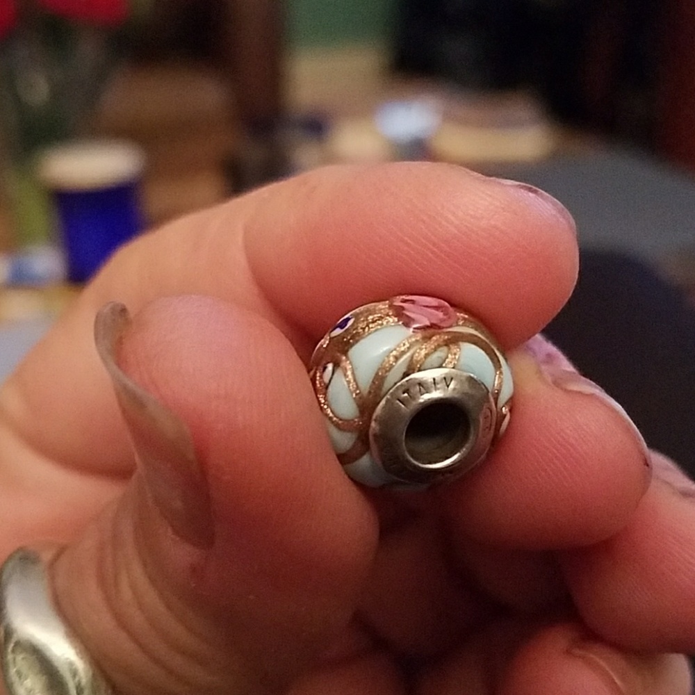Beautiful charm - Picture 4 of 4