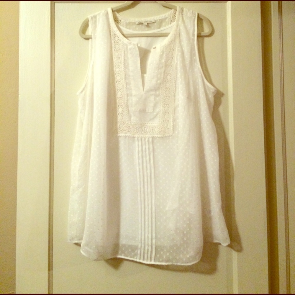 NWOT sleeveless tunic with lace detail