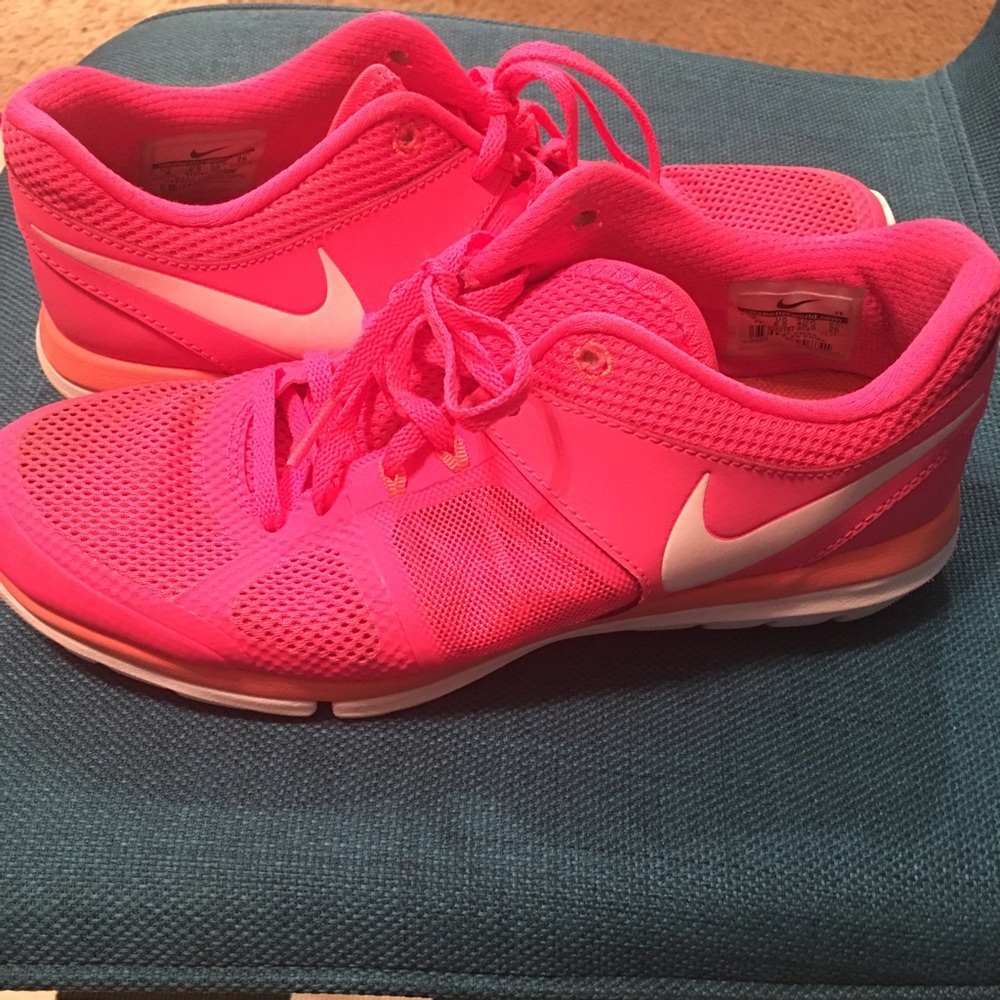 Bright pink Nikes perfect for spring 🌸