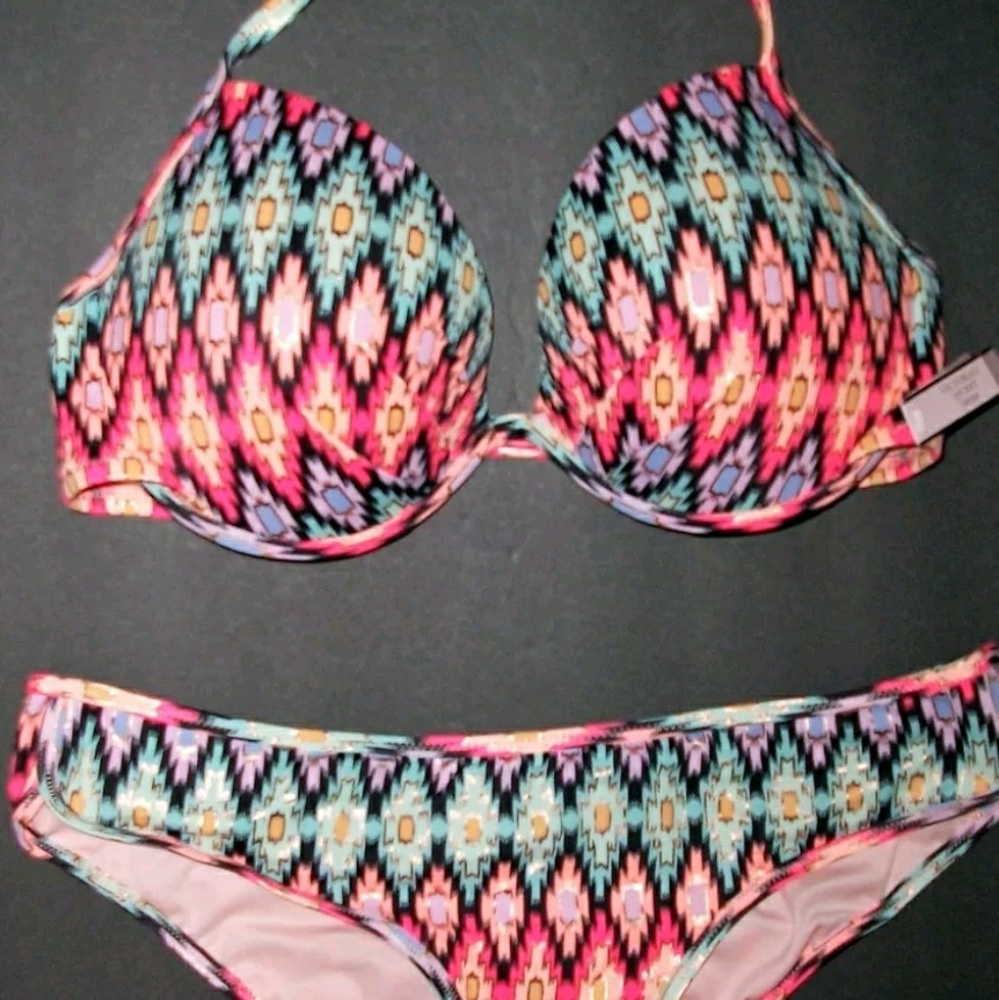 ❌SOLD❌ Victoria's Secret Bikini.  34DD.  Top only.