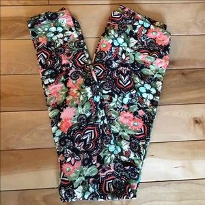 Lularoe Coral and black paisley leggings.  OS