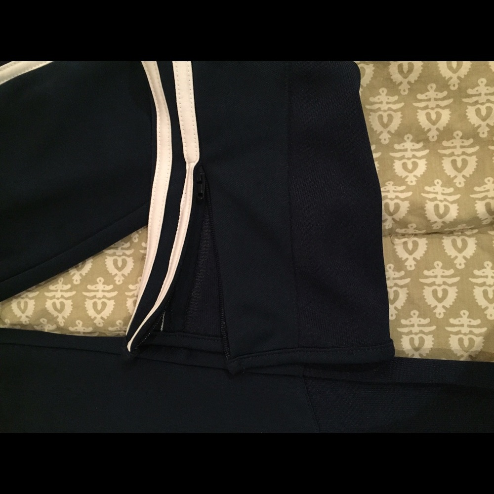 Adidas Boys shell bottoms. - Picture 2 of 4