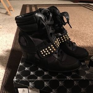 Wedge heel shoe