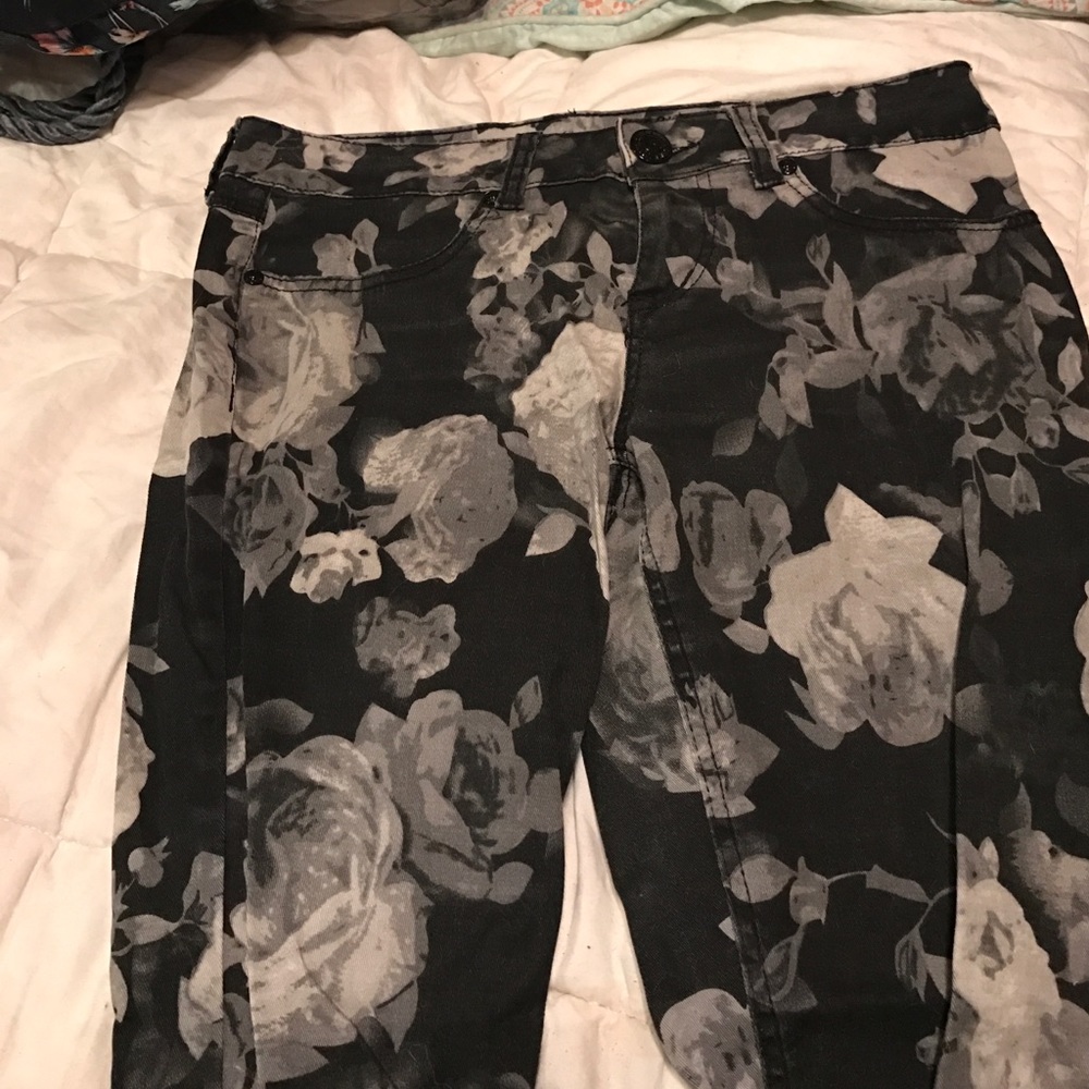 Seven7 skinny black with white floral jeans
