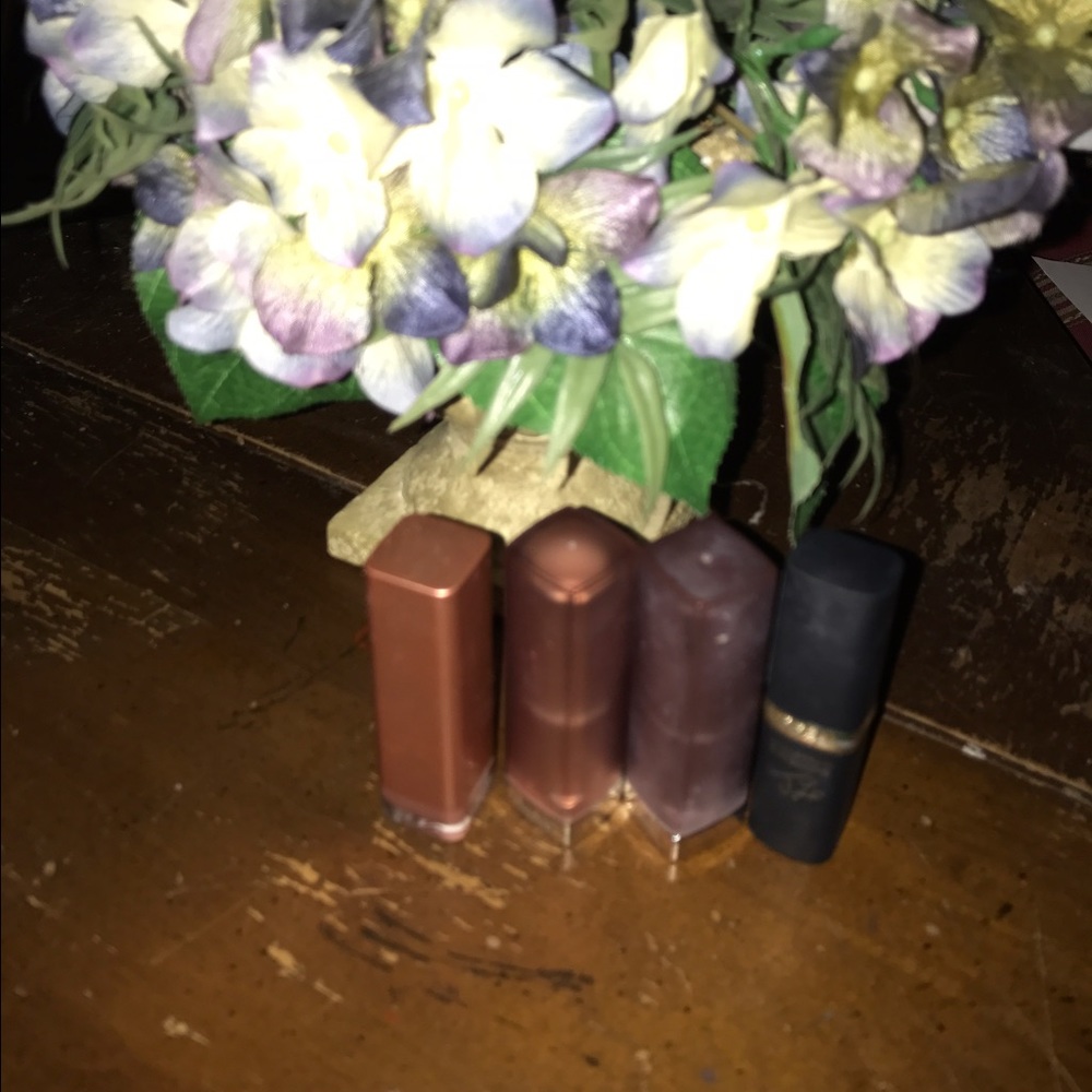 Lot of 4 lipsticks🌸 in the nude