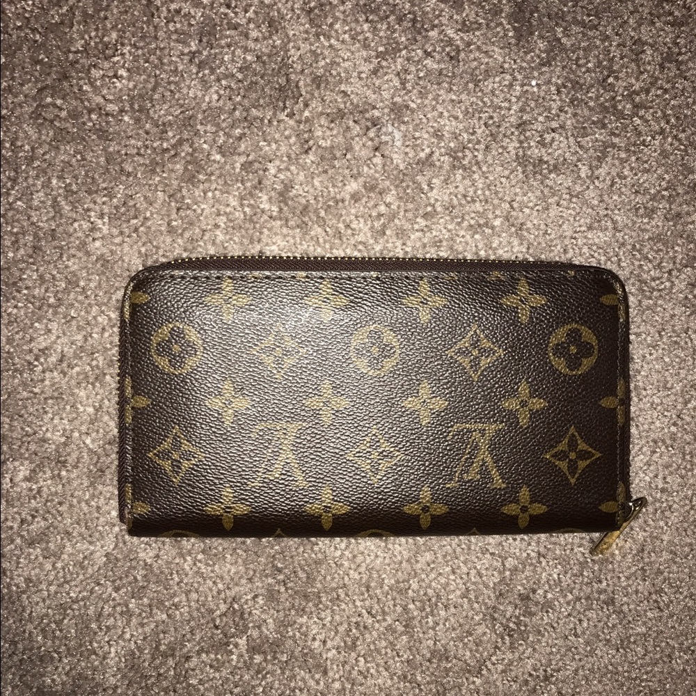 Very nice wallet. Price reflects damages.