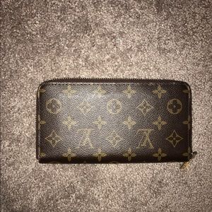 Very nice wallet. Price reflects damages.