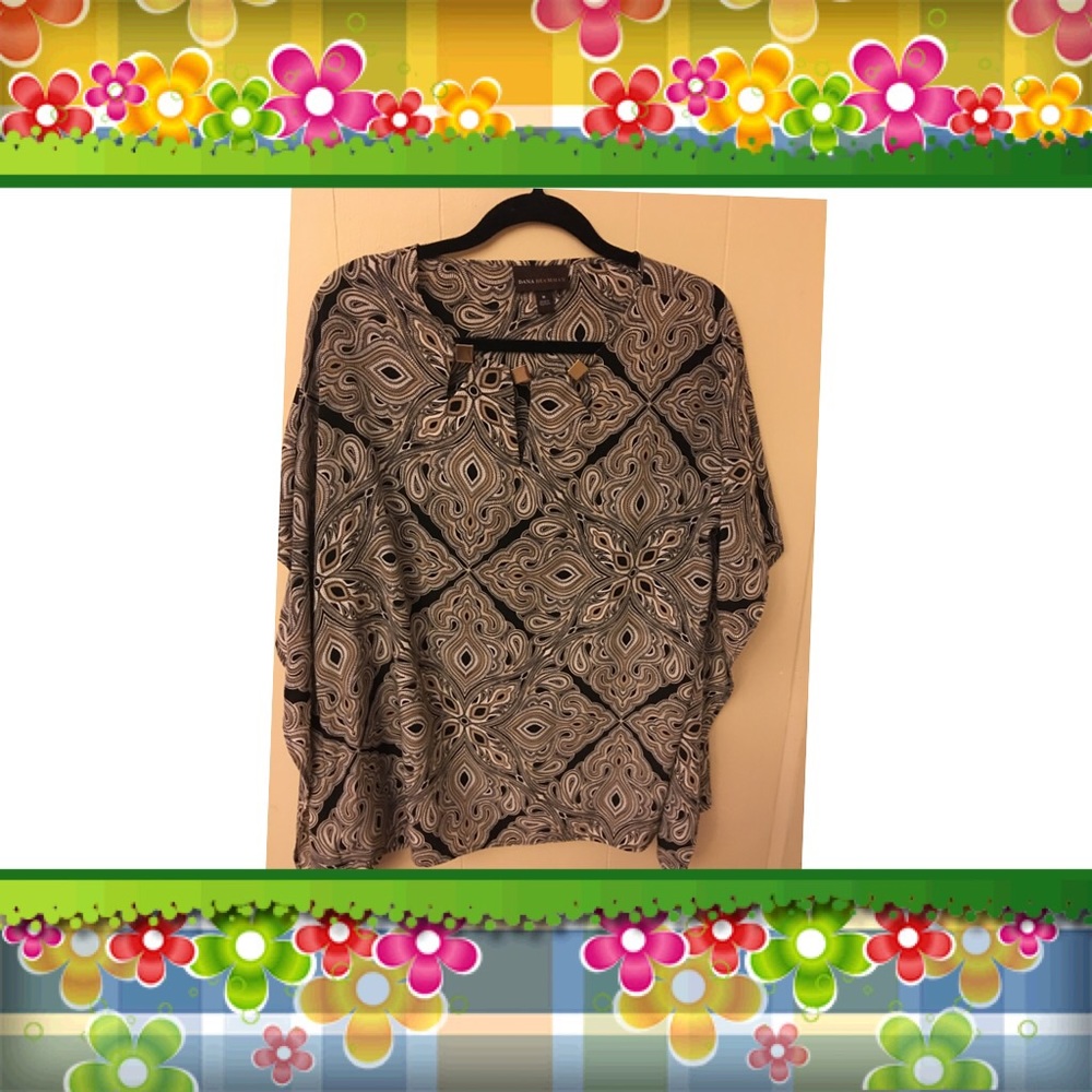 Pretty loose fit top medium.  No need for cami