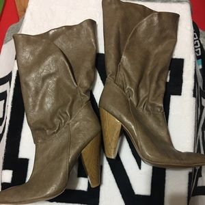 Adorable tan Boots
