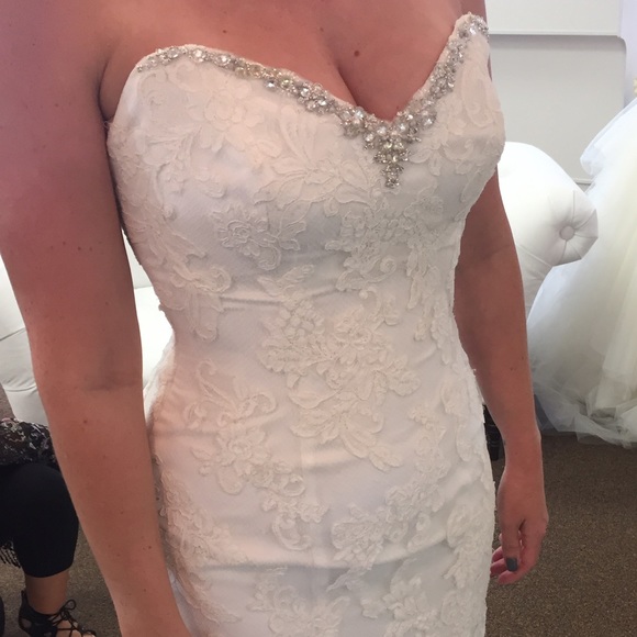 Beautiful Brand New Wedding Dress - Picture 2 of 4